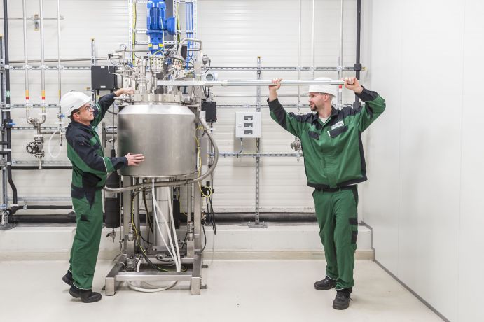 Diskontinuierlich betriebener Rührkessel – 50 L Batchreaktor inklusive Bedienpersonal Diskontinuierlich betriebener Rührkessel – 50 L Batchreaktor inklusive Bedienpersonal