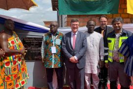 Bei der feierlichen Eröffnung in Gyankobaa (v.l.n.r.): ein Vertreter Seiner königlichen Hoheit Otumfuo Osei Tutu II (Asantehene), Ghanas Umweltminister Dr. Kweku Afriyie, BMBF-Innovationsbeauftragter Dr. Stefan Kaufmann, Ghanas Vize-Energieminister William Owuraku Aidoo, Deutscher Botschafter Daniel Krüll, Waste2Energy-Projektleiter Dr. Satyanarayana Narra. 