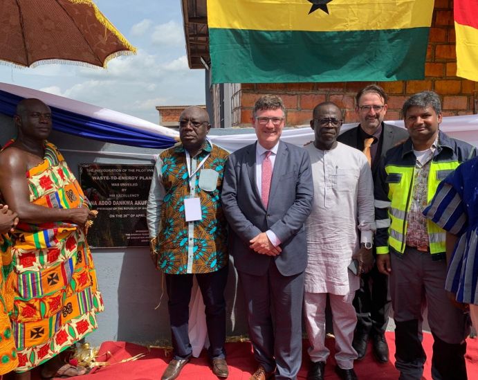 Bei der feierlichen Eröffnung in Gyankobaa (v.l.n.r.): ein Vertreter Seiner königlichen Hoheit Otumfuo Osei Tutu II (Asantehene), Ghanas Umweltminister Dr. Kweku Afriyie, BMBF-Innovationsbeauftragter Dr. Stefan Kaufmann, Ghanas Vize-Energieminister William Owuraku Aidoo, Deutscher Botschafter Daniel Krüll, Waste2Energy-Projektleiter Dr. Satyanarayana Narra. 