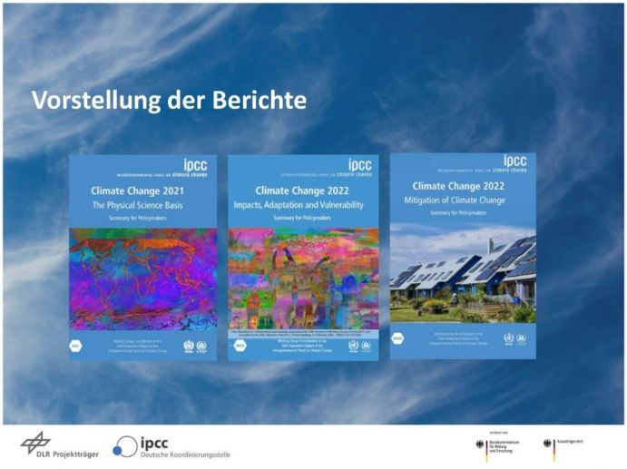 Die Teilnehmenden diskutierten intensiv über die Inhalte der drei Teilbände des Sechsten IPCC-Sachstandsberichts. Die Teilnehmenden diskutierten intensiv über die Inhalte der drei Teilbände des Sechsten IPCC-Sachstandsberichts.