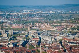 In dicht bebauten Städten, wie etwa in Stuttgart, sind die Auswirkungen des Klimawandels schon heute sichtbar – vor allem durch zunehmende Hitzeperioden und häufige Starkregenereignisse. 