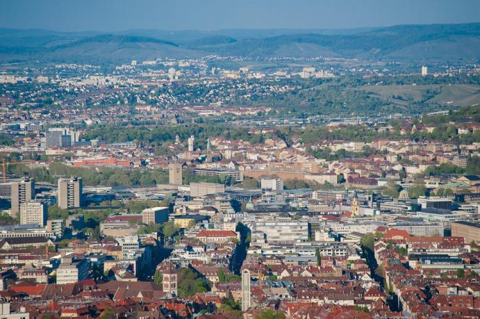 In dicht bebauten Städten, wie etwa in Stuttgart, sind die Auswirkungen des Klimawandels schon heute sichtbar – vor allem durch zunehmende Hitzeperioden und häufige Starkregenereignisse. 