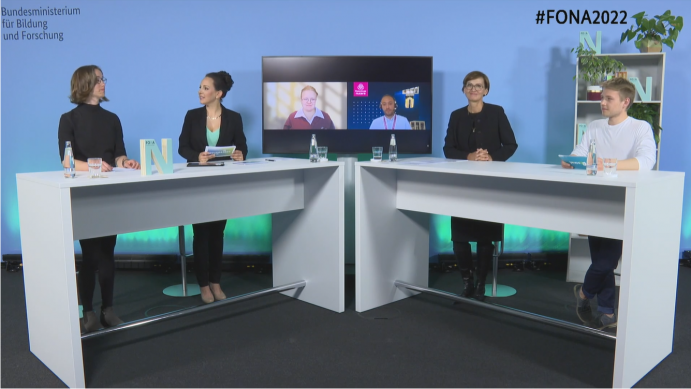 Gesprächsrunde Bildungschance Nachhaltigkeit auf dem FONA-Forum 2022 (von links: Kira Bartsch, Studentin/netzwerk n; Désirée Duray, Moderation; Kerstin Stötzer, Auszubildende/Akademie Deutsches Bäckerhandwerk Nord gGmbH; Ismail Mohamed, Ingenieur/ thyssenkrupp nucera; Bettina Stark-Watzinger, Ministerin BMBF; Finn Siebold, Schüler/youpaN) Gesprächsrunde Bildungschance Nachhaltigkeit auf dem FONA-Forum 2022 (von links: Kira Bartsch, Studentin/netzwerk n; Désirée Duray, Moderation; Kerstin Stötzer, Auszubildende/Akademie Deutsches Bäckerhandwerk Nord gGmbH; Ismail Mohamed, Ingenieur/ thyssenkrupp nucera; Bettina Stark-Watzinger, Ministerin BMBF; Finn Siebold, Schüler/youpaN)