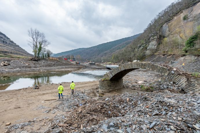Die Projektpartner von KAHR unterstützen in verschiedenen Bereichen – beispielsweise wurden bereits umfangreiche Messungen an den Brücken der Ahr durchgeführt. Das Projekt arbeitet dafür eng mit dem Land Rheinland-Pfalz zusammen, das Basisinformationen zu den landeseigenen Brücken sowie ein digitales Geländemodell zur Verfügung gestellt hat. Die Projektpartner von KAHR unterstützen in verschiedenen Bereichen – beispielsweise wurden bereits umfangreiche Messungen an den Brücken der Ahr durchgeführt. Das Projekt arbeitet dafür eng mit dem Land Rheinland-Pfalz zusammen, das Basisinformationen zu den landeseigenen Brücken sowie ein digitales Geländemodell zur Verfügung gestellt hat.