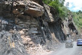 Viele Straßen in der Kaukasusregion Swanetien sind schlecht ausgebaut und von Felsstürzen bedroht. 