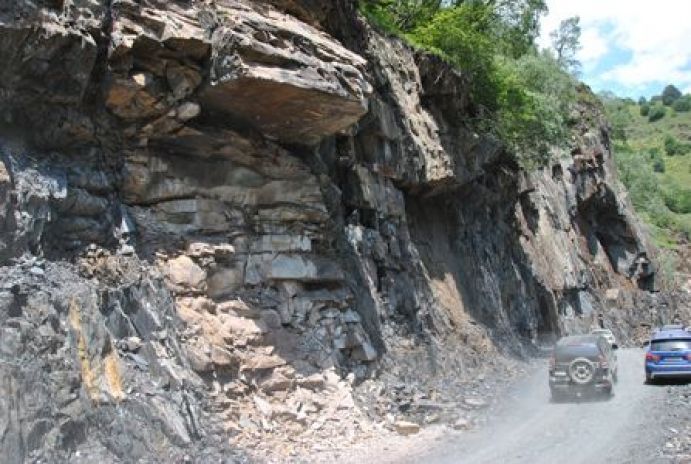 Viele Straßen in der Kaukasusregion Swanetien sind schlecht ausgebaut und von Felsstürzen bedroht. Viele Straßen in der Kaukasusregion Swanetien sind schlecht ausgebaut und von Felsstürzen bedroht.