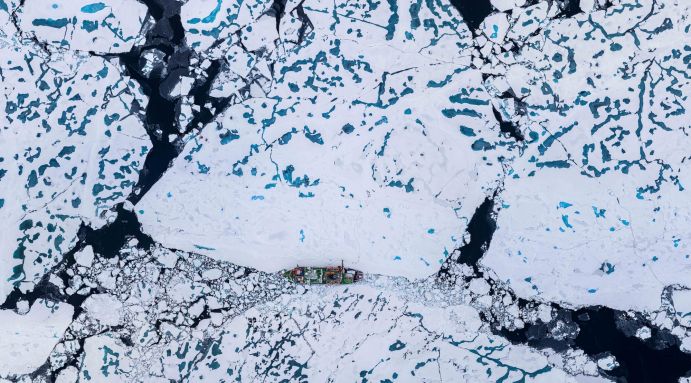 Das Flaggschiff der deutschen Polarforschung, die POLARSTERN, inmitten von Eisschollen in der Arktis Das Flaggschiff der deutschen Polarforschung, die POLARSTERN, inmitten von Eisschollen in der Arktis