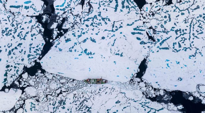 Das Flaggschiff der deutschen Polarforschung, die POLARSTERN, inmitten von Eisschollen in der Arktis