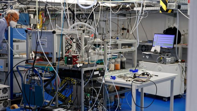 Die vom Bundesministerium für Bildung und Forschung geförderte Forschungsinfrastruktur ACTRIS-D untersucht unter anderem das Verhalten der sogenannten „kurzlebigen“ Bestandteile der Atmosphäre in Simulationskammern und Laboren – wie hier am Leibniz-Institut für Troposphärenforschung (TROPOS) in Leipzig. Die vom Bundesministerium für Bildung und Forschung geförderte Forschungsinfrastruktur ACTRIS-D untersucht unter anderem das Verhalten der sogenannten „kurzlebigen“ Bestandteile der Atmosphäre in Simulationskammern und Laboren – wie hier am Leibniz-Institut für Troposphärenforschung (TROPOS) in Leipzig.