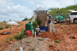 Experiment des Projekts SALDi im Rahmen von SPACES. Hier wird Regen simuliert – zur Ermittlung der Regen-Infiltration und Bodenerosion auf einer neu angelegten Macademianuss-Farm in Mpumalanga in Südafrika 