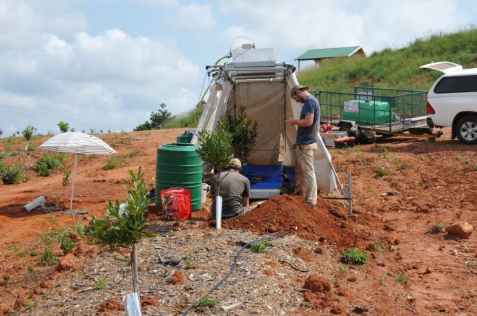 Experiment des Projekts SALDi im Rahmen von SPACES. Hier wird Regen simuliert – zur Ermittlung der Regen-Infiltration und Bodenerosion auf einer neu angelegten Macademianuss-Farm in Mpumalanga in Südafrika Experiment des Projekts SALDi im Rahmen von SPACES. Hier wird Regen simuliert – zur Ermittlung der Regen-Infiltration und Bodenerosion auf einer neu angelegten Macademianuss-Farm in Mpumalanga in Südafrika