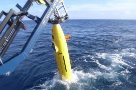 Eine Autonomes Unterwasserfahrzeug wird nach dem Einsatz im Ozean zurück an Bord geholt. 