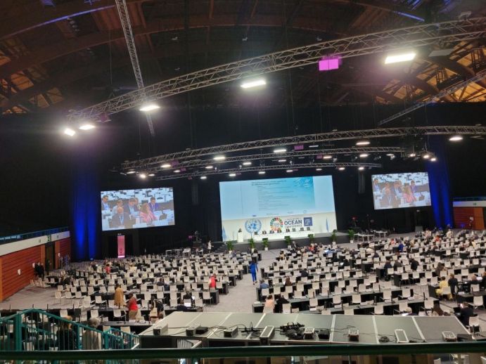 „Ocean Governance“ – unter diesem Titel präsentiert sich die Bundesregierung gemeinsam mit der Europäischen Kommission und der International Union for Conservation of Nature (IUCN) im Side Event während der UN Ocean Conference in Lissabon. „Ocean Governance“ – unter diesem Titel präsentiert sich die Bundesregierung gemeinsam mit der Europäischen Kommission und der International Union for Conservation of Nature (IUCN) im Side Event während der UN Ocean Conference in Lissabon.