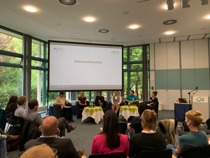 Nachwuchsgruppen in der Podiumsdiskussion (v. l. n. r.): Dr. Birgit Kuna, Prof. Nadja Kabisch, Dr. Roh Pin Lee, Dr. Janosch Schobin, Prof. Pao-Yu Oei, Stephanie Janssen