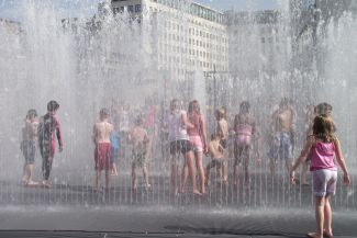 Großstadtkinder kühlen sich in Wasserspielen ab