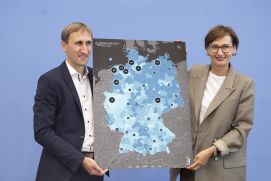 Bundesministerin Bettina Stark-Watzinger und Prof. Michael Sterner stellen den Wasserstoffatlas Deutschland vor.