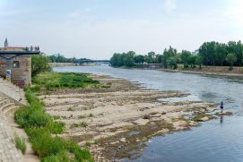 Infolge von anhaltender Dürre führt die Elbe, hier bei Magdeburg, in den Sommermonaten häufig Niedrigwasser. Der Schiffsverkehr muss teils eingeschränkt oder eingestellt werden.