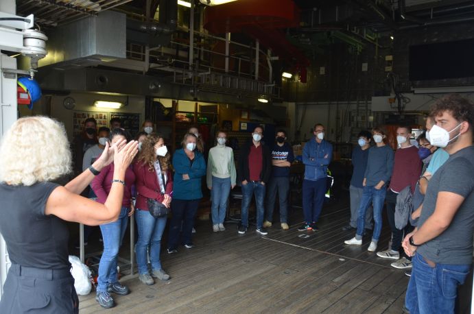 Einsatzbesprechung der Wissenschaftlerinnen und Wissenschaftler im Hangar der SONNE