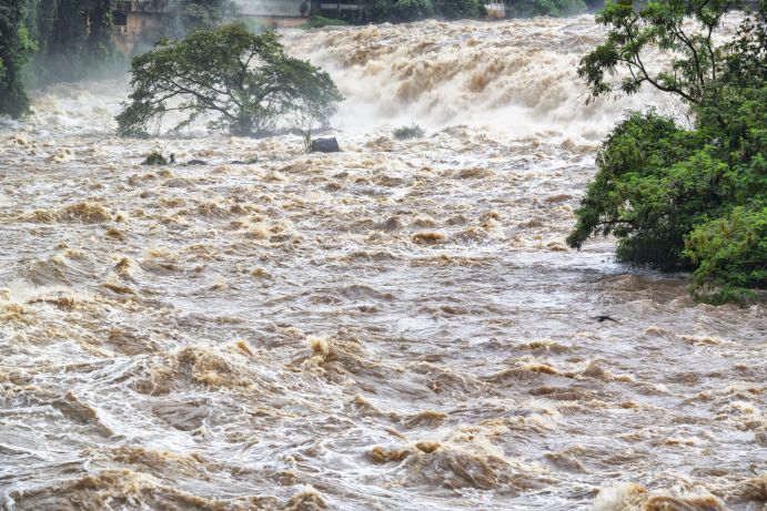 Integrierte Ansätze sollen ein besseres Management hydrologischer Extremereignisse wie Starkregen, Hochwasser oder Dürren ermöglichen Blick auf Ort, der von schlammigem Wasser überflutet wird
