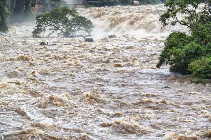 Blick auf Ort, der von schlammigem Wasser überflutet wird