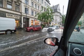 Überflutete Straßen bei einem Starkregenereignis in Köln