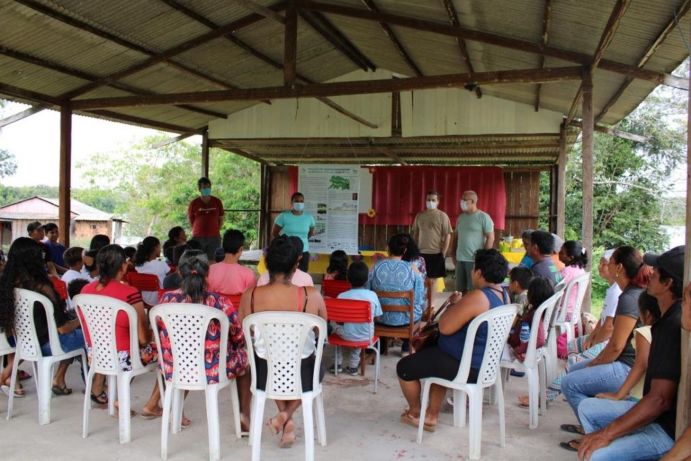 Lernen am Amazonas: Schülerinnen und Schüler bei einem Vortrag der ATTO-Forschenden in der lokalen Flussgemeinschaft Bela Vita, Gemeinde Presidente Figueiredo, in der Nähe des ATTO-Standorts. 