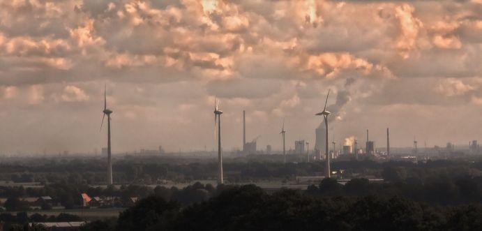 Stadt im Morgengrauen im Ruhrgebiet: Rauchende Schornsteine