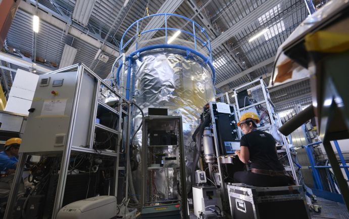 In der CLOUD-Kammer am CERN werden unter genau kontrollierten Bedingungen die Prozesse der Aerosolbildung in kalten Regionen der Atmosphäre nachgestellt. Mit hochsensitiven Messgeräten, die um die Kammer herum aufgebaut sind, werden die verschiedenen Spurengase und die für die Experimente neugebildeten Aerosolpartikel nachgewiesen. In der CLOUD-Kammer am CERN werden unter genau kontrollierten Bedingungen die Prozesse der Aerosolbildung in kalten Regionen der Atmosphäre nachgestellt. Mit hochsensitiven Messgeräten, die um die Kammer herum aufgebaut sind, werden die verschiedenen Spurengase und die für die Experimente neugebildeten Aerosolpartikel nachgewiesen.