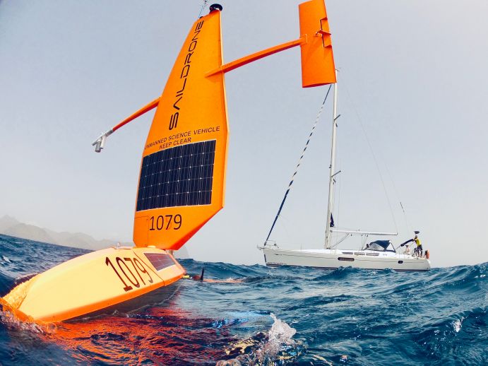 Mit einer Segelyacht errreichte das Forscher-Team die Segeldrohne auf See. 