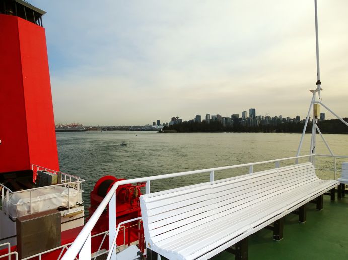 Ausblick vom Forschungsschiff SONNE vor Vancouver zum Auftakt der SO294-Expedition.