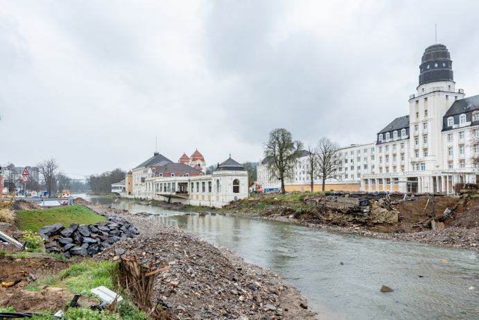 Nach der Flutkatastrophe 2021: Die Wassermengen sind zurückgegangen, geblieben sind die Schäden. Um diese bei künftigem Extremwetter zu begrenzen, begleitet das BMBF-Projekt KAHR den Wieder- und Neuaufbau mit wissenschaftlicher Expertise – wie etwa in Bad Neuenahr-Ahrweiler. Hier berät das Projekt Kommunen und Privatleute zu Hochwasserschutz. 