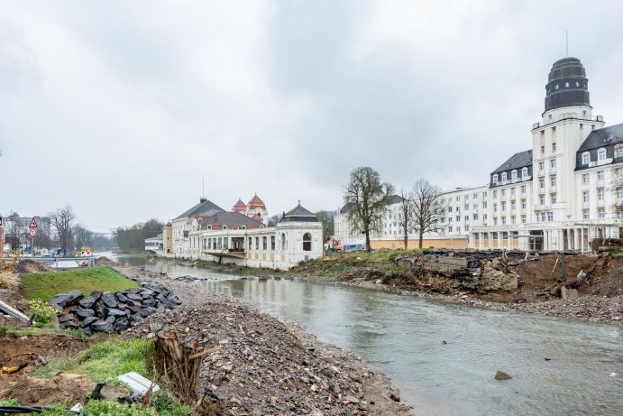 Nach der Flutkatastrophe 2021: Die Wassermengen sind zurückgegangen, geblieben sind die Schäden. Um diese bei künftigem Extremwetter zu begrenzen, begleitet das BMBF-Projekt KAHR den Wieder- und Neuaufbau mit wissenschaftlicher Expertise – wie etwa in Bad Neuenahr-Ahrweiler. Hier berät das Projekt Kommunen und Privatleute zu Hochwasserschutz. Nach der Flutkatastrophe 2021: Die Wassermengen sind zurückgegangen, geblieben sind die Schäden. Um diese bei künftigem Extremwetter zu begrenzen, begleitet das BMBF-Projekt KAHR den Wieder- und Neuaufbau mit wissenschaftlicher Expertise – wie etwa in Bad Neuenahr-Ahrweiler. Hier berät das Projekt Kommunen und Privatleute zu Hochwasserschutz.