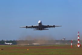Flugzeug startet von einem Flughafen