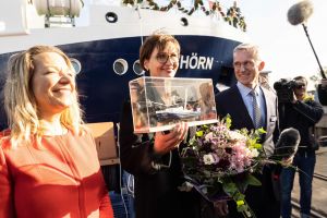 Antje Boetius, Direktorin des Alfred-Wegener-Instituts, mit Bundesforschungsministerin Bettina Stark-Watzinger und Harald Fassmer, geschäftsführender Gesellschafter der Fassmer GmbH & Co. KG Antje Boetius, Direktorin des Alfred-Wegener-Instituts, mit Bundesforschungsministerin Bettina Stark-Watzinger und Harald Fassmer, geschäftsführender Gesellschafter der Fassmer GmbH & Co. KG