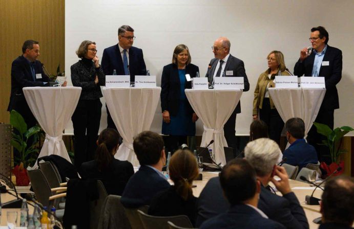 Diskutierten zum Wiederaufbau in den Flutregionen: Dipl.-Ing. Sander Lutterbach (StädteRegion Aachen, Moderation), Ina Scharrenbach, MdL (Ministerin für Heimat, Kommunales, Bau und Digitalisierung des Landes Nordrhein-Westfalen), Dr. Tim Grüttemeier (Städteregionsrat Städteregion Aachen), Oda Keppler (Bundesministerium für Bildung und Forschung, Unterabteilungsleiterin Nachhaltigkeit; Zukunftsvorsorge), Prof. Dr. Holger Schüttrumpf (KAHR-Sprecher NRW), Sabine Preiser-Marian (Bürgermeisterin Bad Müstereifel), Prof. Dr. Jörn Birkmann (KAHR-Sprecher Rheinland-Pfalz) (v.l.n.r.) Diskutierten zum Wiederaufbau in den Flutregionen: Dipl.-Ing. Sander Lutterbach (StädteRegion Aachen, Moderation), Ina Scharrenbach, MdL (Ministerin für Heimat, Kommunales, Bau und Digitalisierung des Landes Nordrhein-Westfalen), Dr. Tim Grüttemeier (Städteregionsrat Städteregion Aachen), Oda Keppler (Bundesministerium für Bildung und Forschung, Unterabteilungsleiterin Nachhaltigkeit; Zukunftsvorsorge), Prof. Dr. Holger Schüttrumpf (KAHR-Sprecher NRW), Sabine Preiser-Marian (Bürgermeisterin Bad Müstereifel), Prof. Dr. Jörn Birkmann (KAHR-Sprecher Rheinland-Pfalz) (v.l.n.r.)