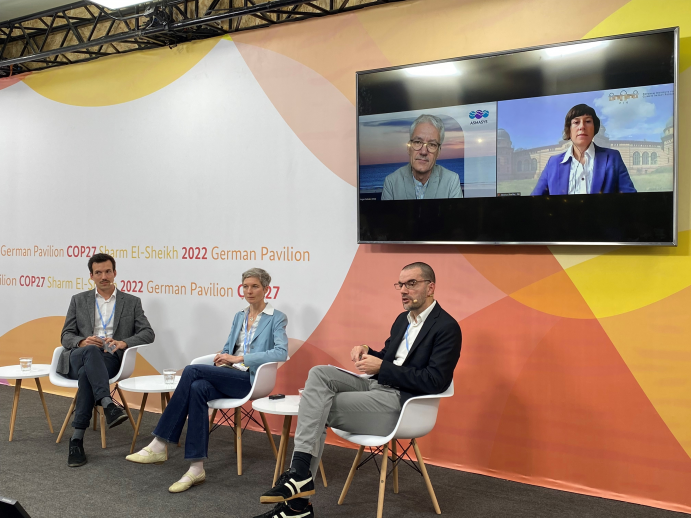 Diskutierten den Forschungsstand zur CO2-Entnahme: vlnr. Moderator Lukas Fehr, Prof. Dr. Julia Pongratz, Dr. Oliver Geden, Panelisten im Screen: Prof. Dr. Gregor Rehder und Dr. Jessica Strefler Diskutierten den Forschungsstand zur CO2-Entnahme: vlnr. Moderator Lukas Fehr, Prof. Dr. Julia Pongratz, Dr. Oliver Geden, Panelisten im Screen: Prof. Dr. Gregor Rehder und Dr. Jessica Strefler