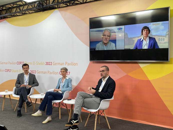 Diskutierten den Forschungsstand zur CO2-Entnahme: vlnr. Moderator Lukas Fehr, Prof. Dr. Julia Pongratz, Dr. Oliver Geden, Panelisten im Screen: Prof. Dr. Gregor Rehder und Dr. Jessica Strefler