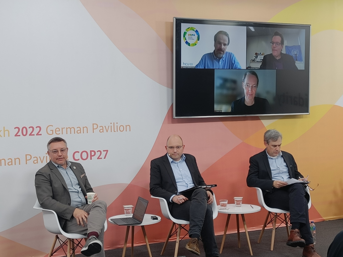 Sie diskutierten die Nachhaltigkeit in Städten (vor Ort vlnr.): Seth Schulz, Prof. Matthias Garschagen, William Solecki, online: links Prof. Jörg Noennig (Hafencity University Hamburg), rechts Prof. Jörn Birkmann (Universität Stuttgart), unten Prof. Frauke Kraas (Universität Köln) Sie diskutierten die Nachhaltigkeit in Städten (vor Ort vlnr.): Seth Schulz, Prof. Matthias Garschagen, William Solecki, online: links Prof. Jörg Noennig (Hafencity University Hamburg), rechts Prof. Jörn Birkmann (Universität Stuttgart), unten Prof. Frauke Kraas (Universität Köln)