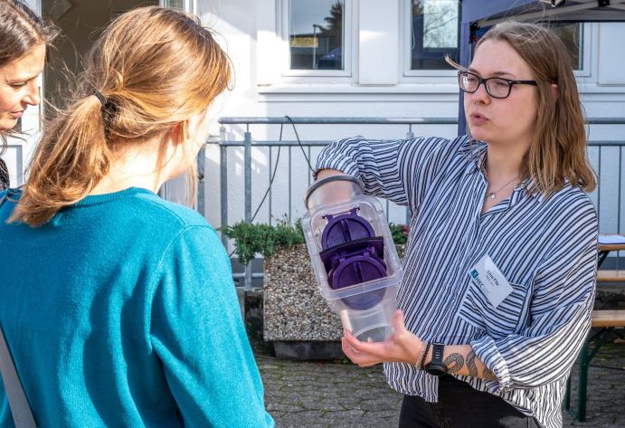 Rückstauklappen verhindern, dass Abwasser vom Kanal ins Haus dringen kann. Wenn bei einem Hochwasser- oder Starkregenereignis der Kanal überläuft und zu einem Rückstau führt, schließt sich automatisch die Klappe.