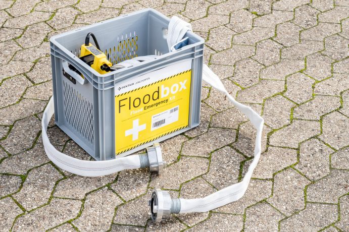 Sollte Wasser bereits ins Haus eingedrungen sein, helfen Pumpen wie die „Floodbox“.