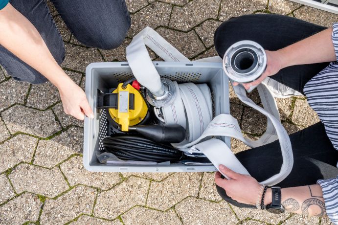 Der Vorteil einer Pumpe in einer wasserdurchlässigen Kiste: Es kommt nur das Wasser zur Pumpe und im Wasser schwimmende Objekte werden direkt durch die Kiste gefiltert. Das erleichtert und beschleunigt das Abpumpen.