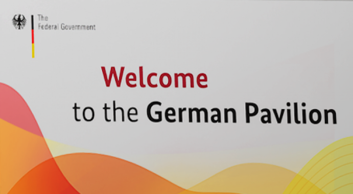 "Meet the Scientist" am 10.11.2022: Heute war Prof. Dr. Veronika Eyring am Deutschen Pavillon zu Besuch. Eyring ist Leiterin der Abteilung Erdsystemmodell-Evaluierung und -Analyse am Institut für Physik der Atmosphäre des Deutschen Luft- und Raumfahrtzentrums (DLR) und Professorin für Klimamodellierung am Institut für Klimamodellierung am Institut für Umweltphysik an der Universität Bremen. Ihre Forschungsinteressen umfassen Erdsystemmodellierung und Modellbewertung mit Beobachtungsdaten einschließlich der Entwicklung und Anwendung von Methoden der künstlichen Intelligenz (KI) für belastbare Klimavorhersagen und Technologiefolgenabschätzungen. Eyring ist koordinierende Leitautorin in Kapitel 3 „Der menschliche Einfluss auf das Klimasystem“ des Beitrages der Arbeitsgruppe I zum Sechsten Sachstandsbericht des Weltklimarates IPCC. Auf der Weltklimakonferenz (COP27) in Scharm el-Scheich hielt die Atmosphärenforscherin eine Rede und erklärte dem Publikum eindringlich, der Klimawandel sei beispiellos. Die wissenschaftlichen Belege sind eindeutig.