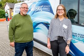 Stehen Rede und Antwort: Hans-Theodor Arenz und Lina Fitz vom HochwasserKompetenzCentrum stellen interessierten Bürgerinnen und Bürgern effektive Maßnahmen zum Hochwasserschutz und zur Eigenvorsorge vor.