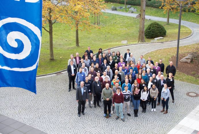 Phase I von ClimXtreme ist erfolgreich verlaufen: Teilnehmende der Abschlusskonferenz