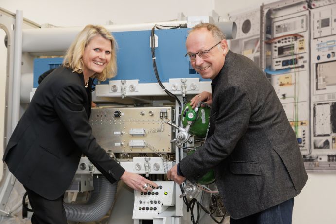 Beim offiziellen Übergabetermin der IAGOS Messtechnik: Judith Pirscher, Staatssekretärin im Bundesministerium für Bildung und Forschung, und Prof. Andreas Petzold, Koordinator von IAGOS Deutschland am Forschungszentrum Jülich.