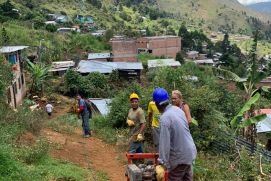 Installation des Frühwarnsystems in Medellín