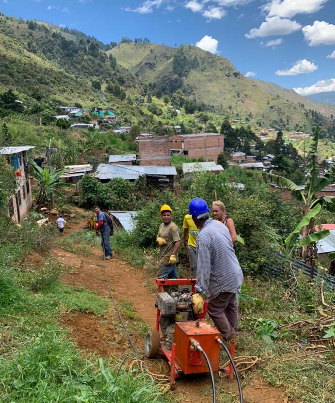 Installation des Frühwarnsystems in Medellín