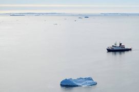 Polarstern im Januar 2023 im eisfreien Bellingshausenmeer, Westantarktis