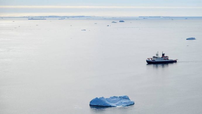 Polarstern im Januar 2023 im eisfreien Bellingshausenmeer, Westantarktis