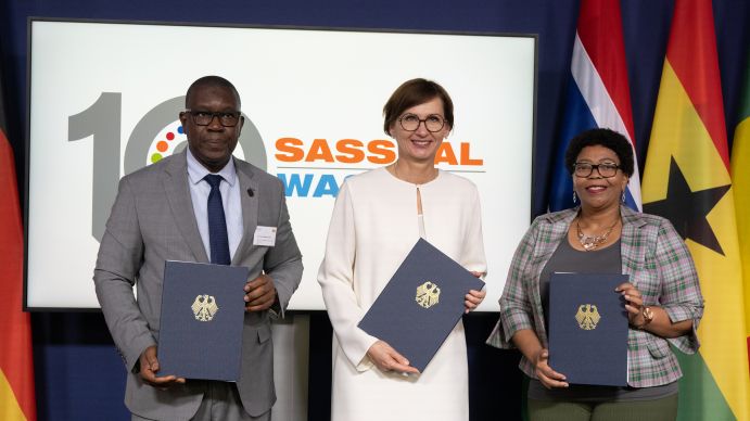 Unterzeichneten die gemeinsame Absichtserklärung, um in Zukunft die Klima- und Energiepartnerschaft zwischen WASCAL, SASSCAL und dem BMBF zu stärken: Bundesforschungsministerin Bettina Stark-Watzinger (Mitte) zusammen mit Philda Kereng, stellvertretende Vorsitzende des Ministerrats von SASSCAL/Ministerin für Umwelt und Tourismus der Republik Botswana (rechts), und Prof. Amadou Keita, Vorsitzender des Ministerrats von WASCAL/Minister für Hochschulbildung und Forschung der Republik Mali (links). Unterzeichneten die gemeinsame Absichtserklärung, um in Zukunft die Klima- und Energiepartnerschaft zwischen WASCAL, SASSCAL und dem BMBF zu stärken: Bundesforschungsministerin Bettina Stark-Watzinger (Mitte) zusammen mit Philda Kereng, stellvertretende Vorsitzende des Ministerrats von SASSCAL/Ministerin für Umwelt und Tourismus der Republik Botswana (rechts), und Prof. Amadou Keita, Vorsitzender des Ministerrats von WASCAL/Minister für Hochschulbildung und Forschung der Republik Mali (links).